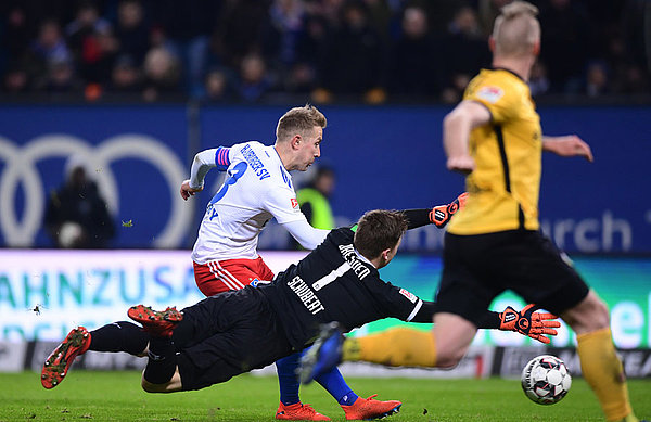 Lewis Holtby schießt das 1:0 für den HSV gegen Dynamo Dresden.