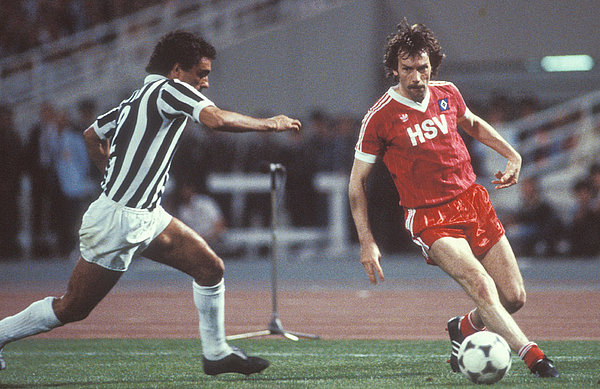 Jürgen Groh im Zweikampf mit einem Spieler von Juventus Turin im Landesmeisterfinale 1983.