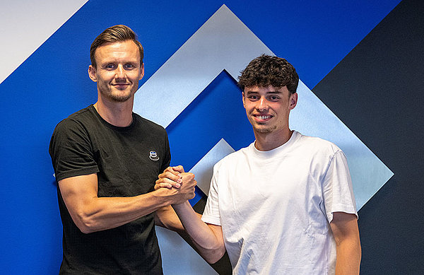 Born in Ovideo in Spain, Nicolas Oliveira grew up in Hamburg and has been at the club since 2018. He has now signed his first professional contract.