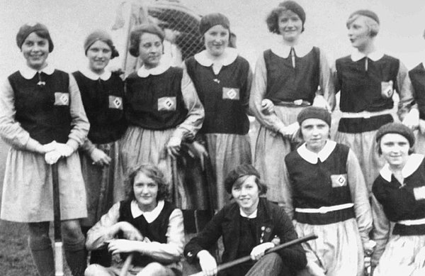 Margit Zinke (vordere Reihe, zweite Spielerin von links) mit ihrem HSV-Hockeyteam.