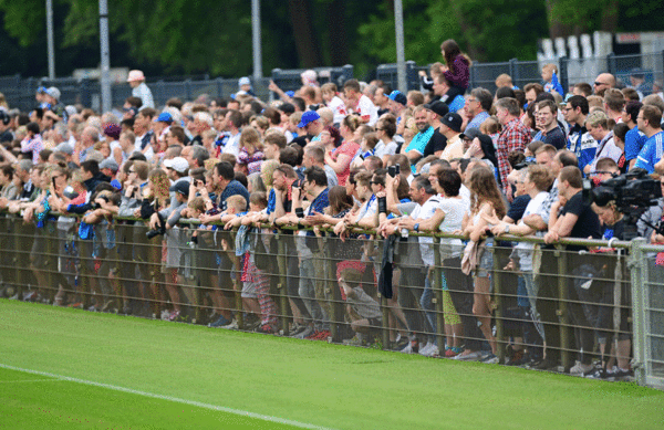 Rund 2.000 HSV-Fans besuchten am Donnerstag das Training ihrer Mannschaft - purer Zusammenhalt vor dem großen Finale am Sonnabend.