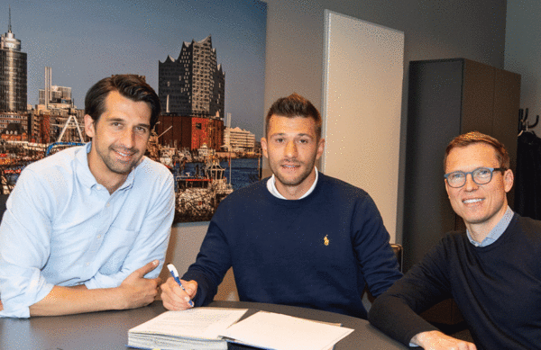 HSV-Sportvorstand Jonas Boldt (l.) und Sportdirektor Michael Mutzel (r.) freuen sich über die Verpflichtung von Torhüter Daniel Heuer Fernandes.