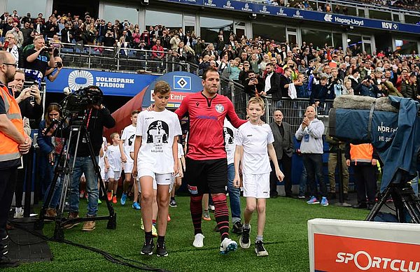 Rafael van der Vaart läuft mit seinem Sohn ins Volksparkstadion ein.