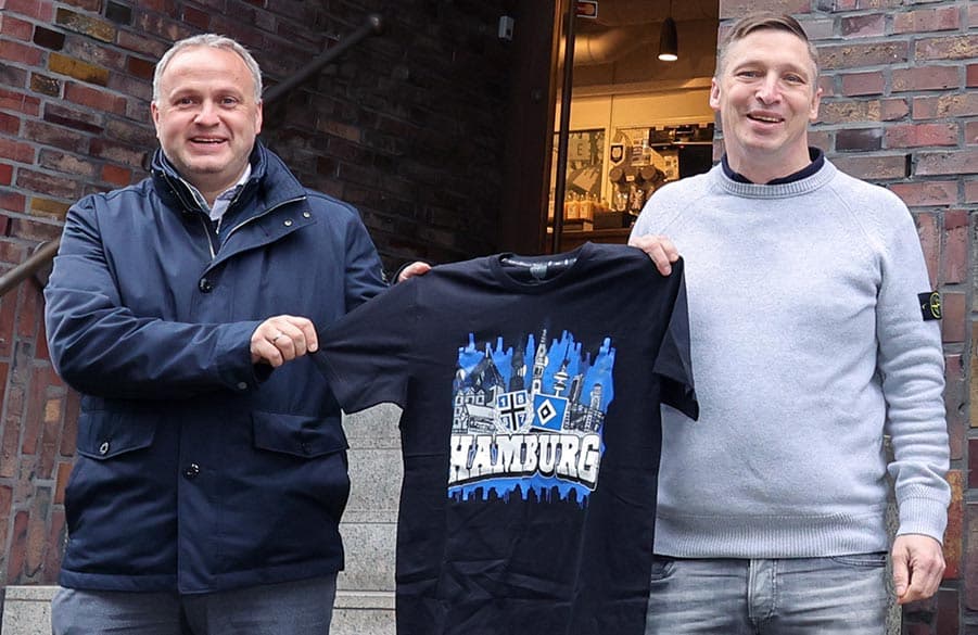 Auch HSV-Vorstand Frank Wettstein (l.) schaute zum Launch des gemeinsamen Shirts bei Joachim Eybe (r.) und Nils Kuhlwein (nicht im Bild) vorbei und gratulierte zur "Volljährigkeit".