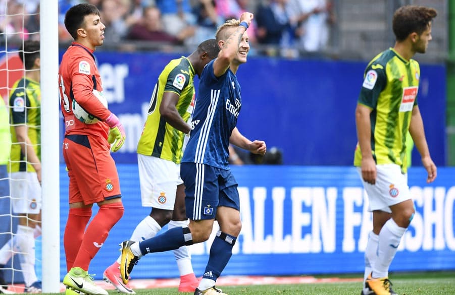 Lewis Holtby bejubelt seinen Treffer.