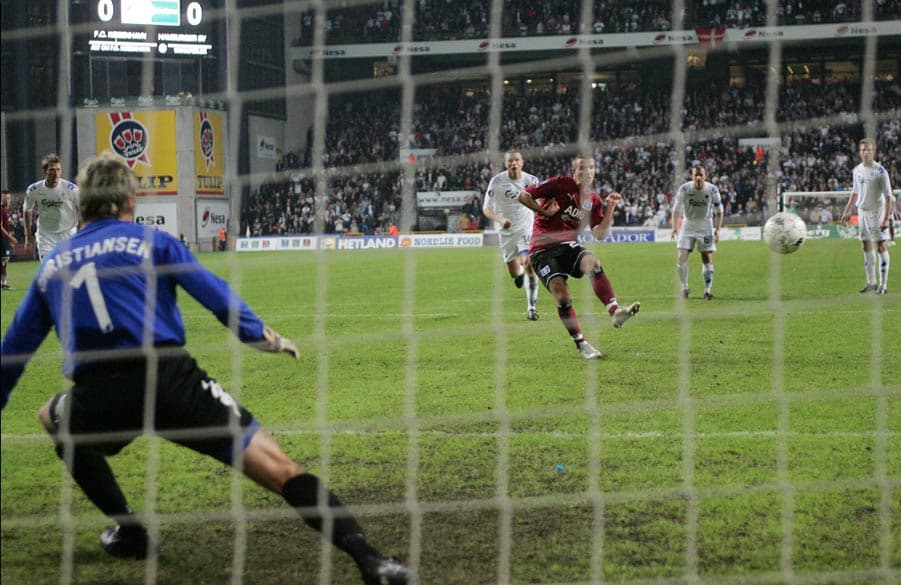 Rafael van der Vaart verwandelt den Elfmeter gegen Kopenhagen.