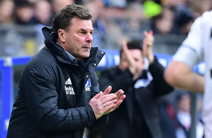 Dieter Hecking klatscht am Spielfeldrand seiner Mannschaft zu.