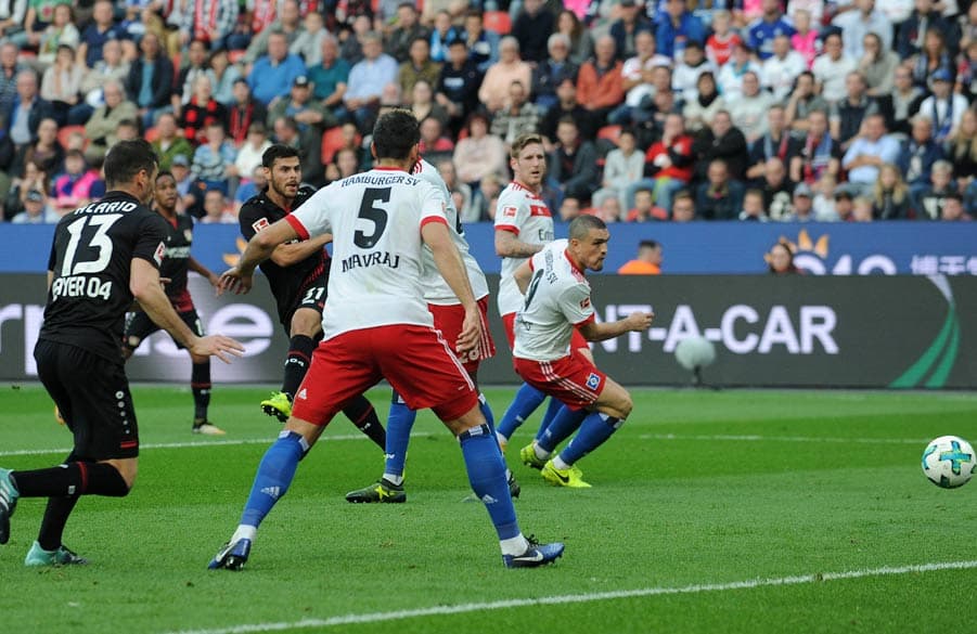 Kevin Volland zieht im Strafraum ab, Papadopoulos, Hahn und Mavraj können nur hinterherschauen.