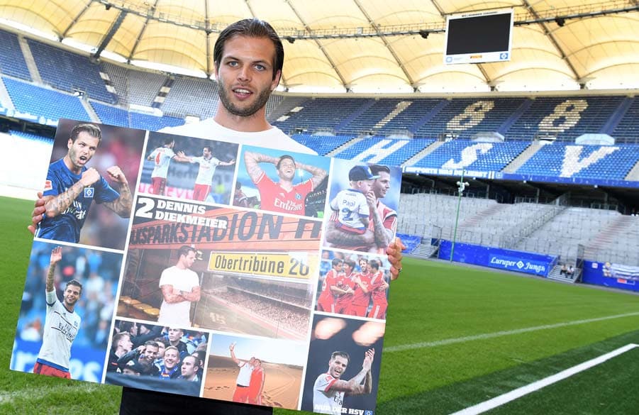 Dennis Diekmeier steht mit einer großen Fototafel im Volksdparkstadion.