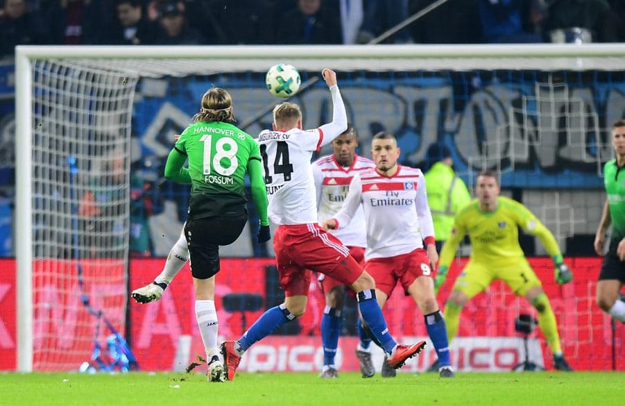 Da war es passiert: Nach einer eigentlich bereits geklärten Ecke zimmerte Fossum den Ball ins HSV-Tor.