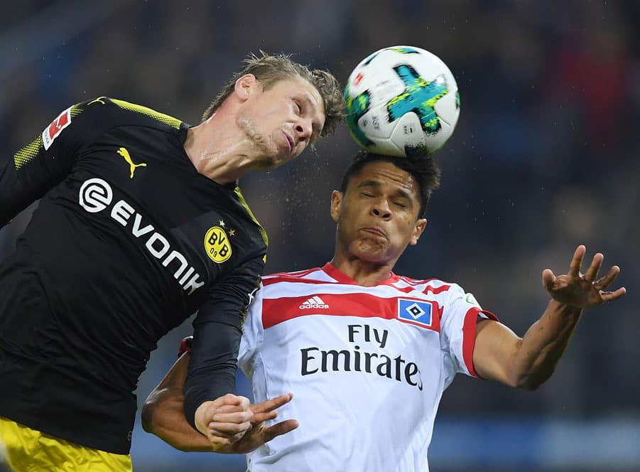 Douglas Santos und Christian Pulisic springen mit dem Kopf zum Ball.