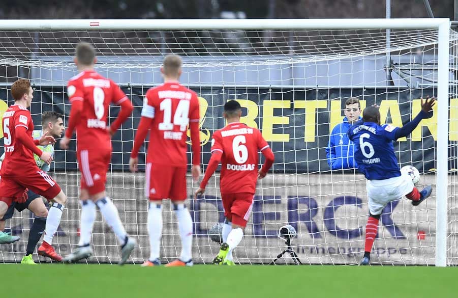 Kinsombi drückt aus kurzer Distanz zum 2:0 ein.