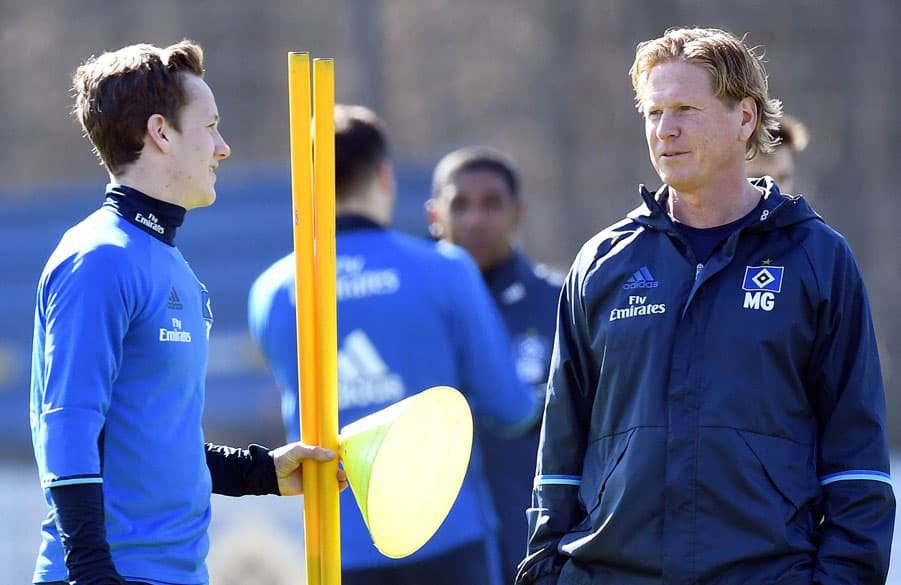 Behounek im Gespräch mit Cheftrainer Markus Gisdol.