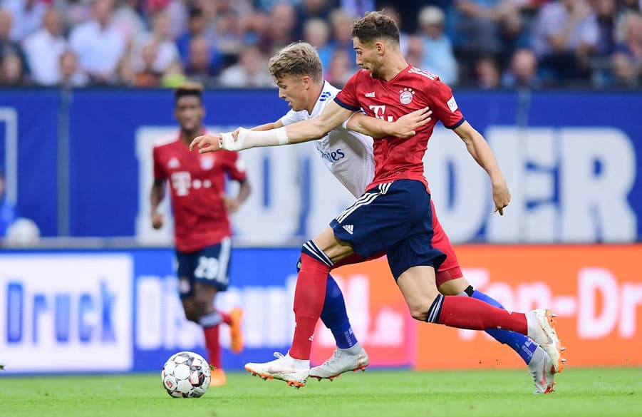 Fiete Arp im Kampf um den Ball gegen Leon Goretzka.