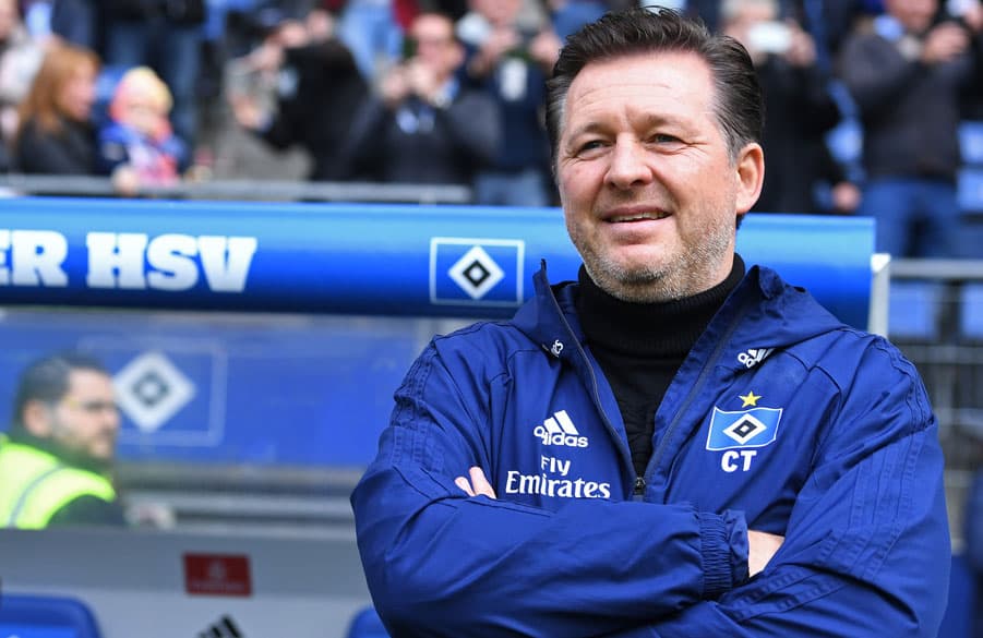 Christian Titz steht vor der Trainerbank.