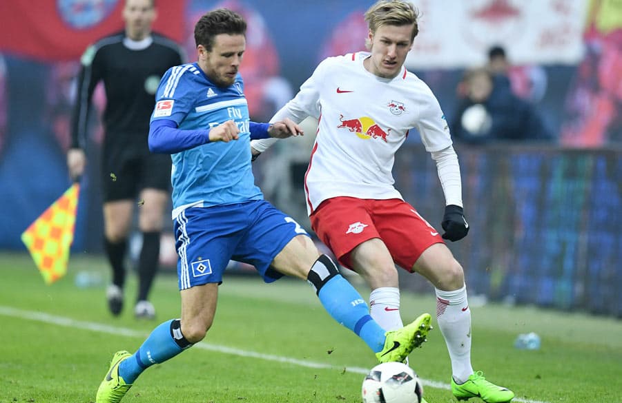 Nicolai Müller im Zweikampf mit einem Leipziger Spieler.