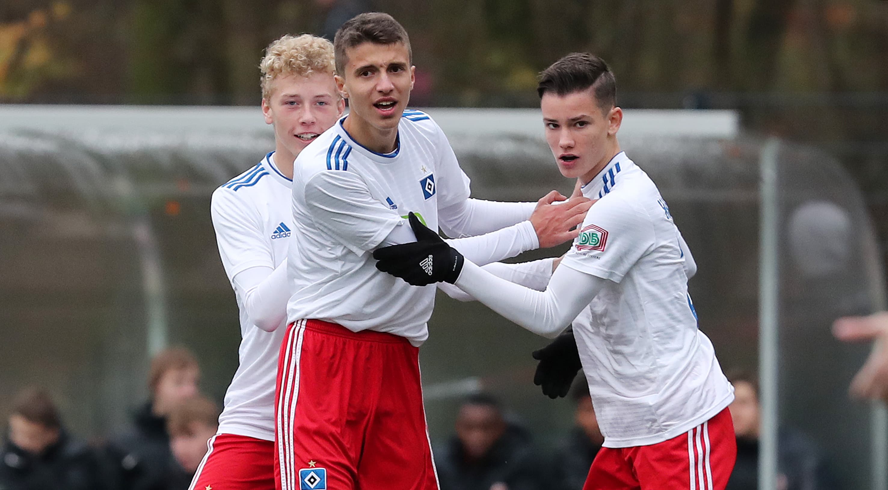 Drei U16-Spieler jubeln gemeinsam nach dem Treffer zum 1:1 Ausgleich.