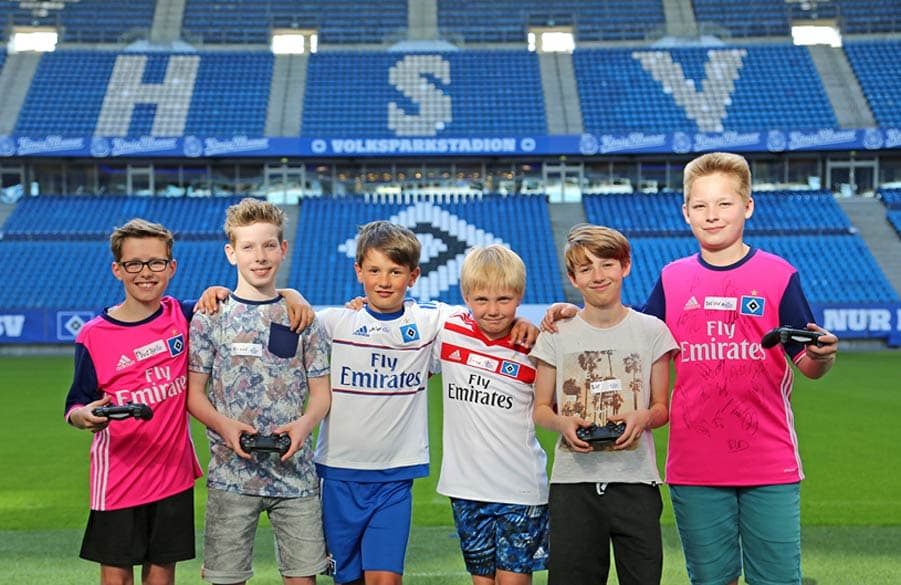 Ran an die Controller: Beim eSports-Kindergeburtstag wird an der Playstation gezockt - mit Blick ins Volksparkstadion.