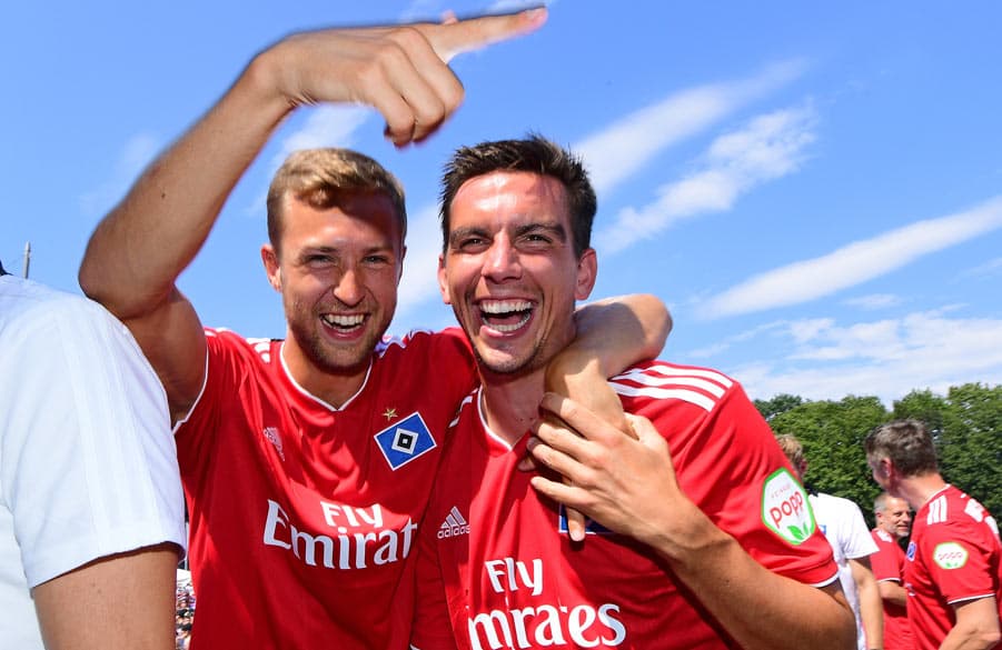 Matti Steinmann und Christoph Moritz liegen sich auf der Bühne in den Armen.