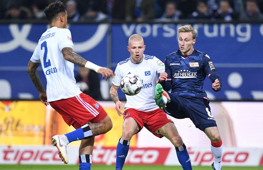 Beim 1:0 spitzelte Unions Joshua Mees den Ball an Rick van Drongelen und Leo Lacroix vorbei und erzielte den Berliner Führungstreffer.