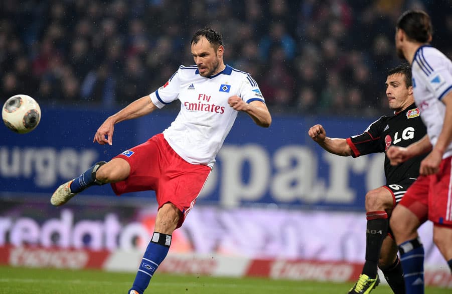 Heiko Westermann schießt gegen Leverkusen aufs Tor.