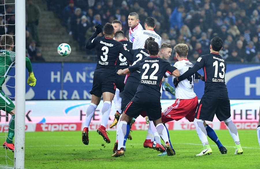 Die frühe Führung: Papadopoulos steigt am höchsten und nickt den Ball zum 1:0 ins Netz.