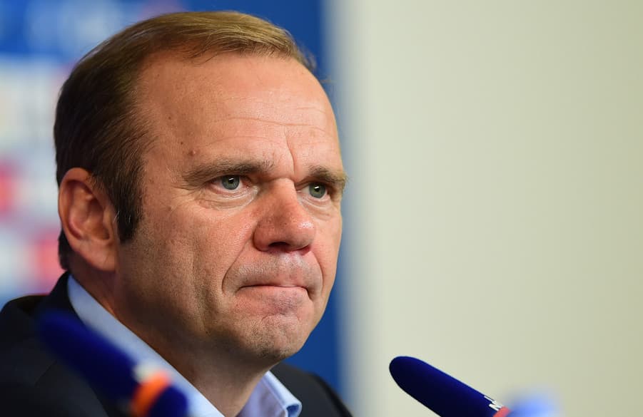 Bernd Hoffmann sitzt vorm NDR-Mikrofon.