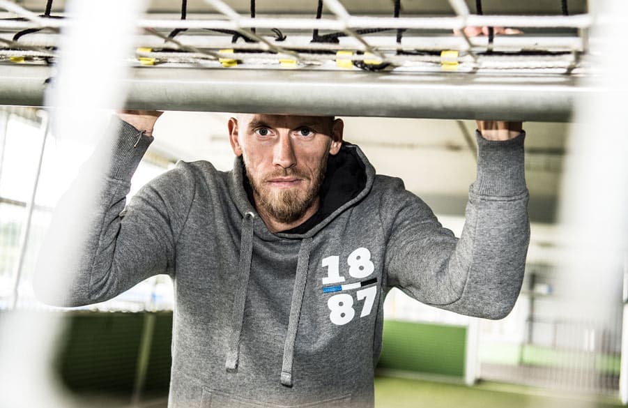 Aaron Hunt steht blickt in ein Tor auf dem Soccercourt.