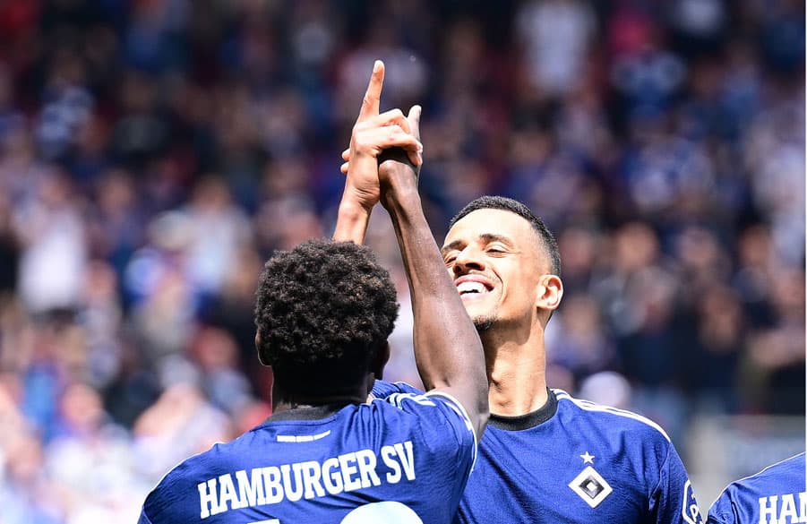 So kennt man sie: Bakery Jatta und Robert Glatzel feiern in gewohnter Manier ihre Tor-Co-Produktion zum frühen 1:0.