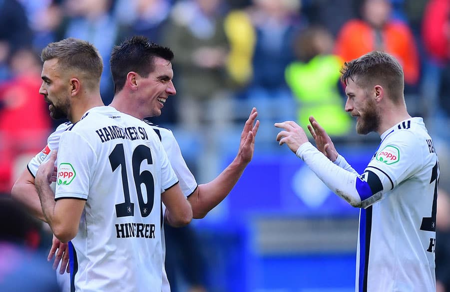 Gut gemacht, Käpt`n! Chris Moritz gratuliert Mannschaftskapitän Aaron Hunt zur guten Leistung und seinem entscheidenden Tor.