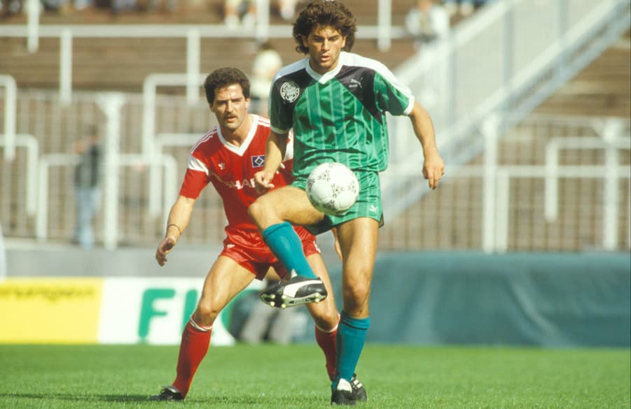 Hamburgs Uwe Bein im Zweikampf mit Homburgs Thomas Stickroth.