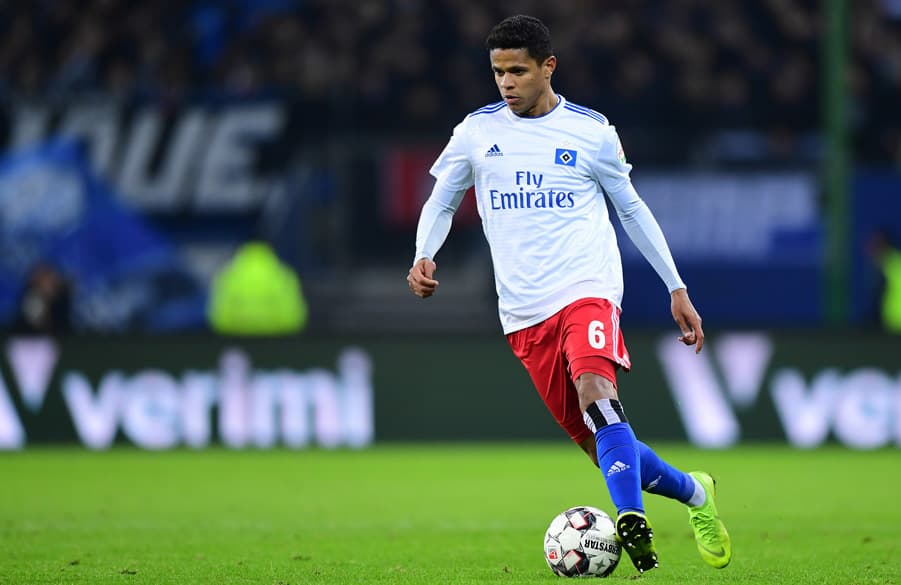 Douglas Santos dribbelt mit dem Ball.