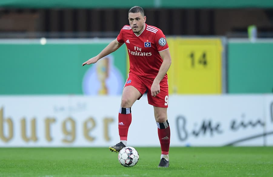 Kyriakos Papadopoulos führt den Ball auf dem Spielfeld.