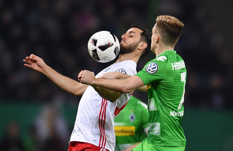 Mergim Mavraj im Zweikampf während des Pokalspiels gegen Gladbach.