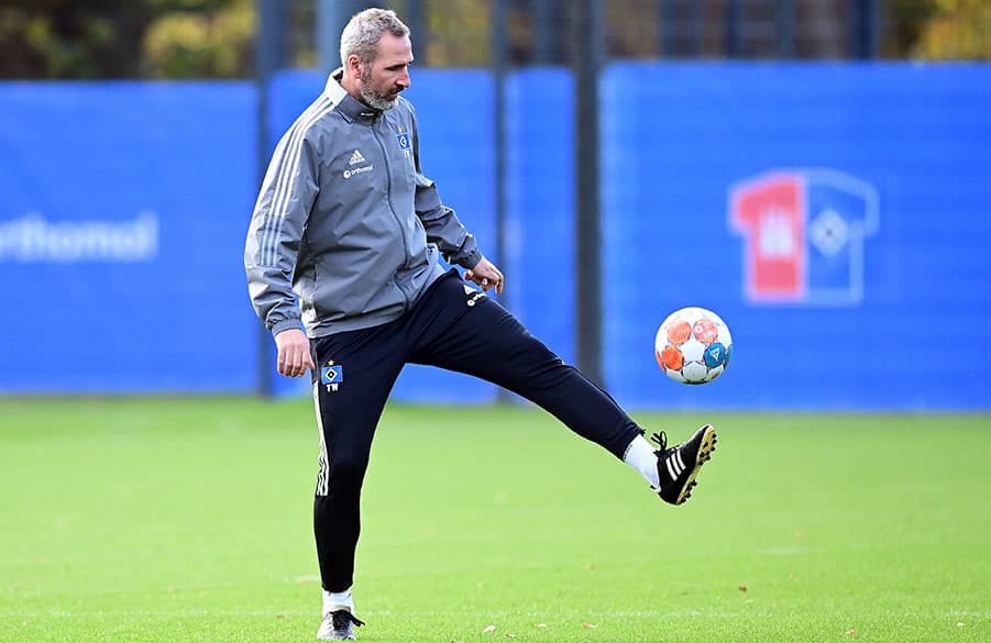 Als Profi-Trainer traf Tim Walter bis dato einmal auf den KSC: Am 24. November 2019 siegte der Fußball-Lehrer mit dem VfB Stuttgart im Derby souverän mit 3:0.
