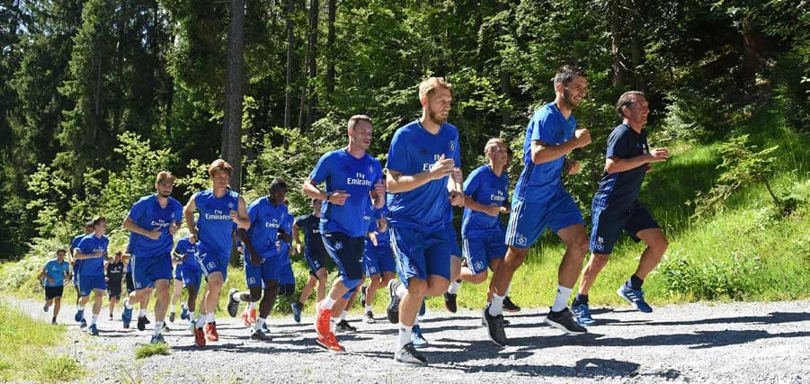 Die Spieler laufen mit Bruno Labbadia vorneweg den Berg hoch.