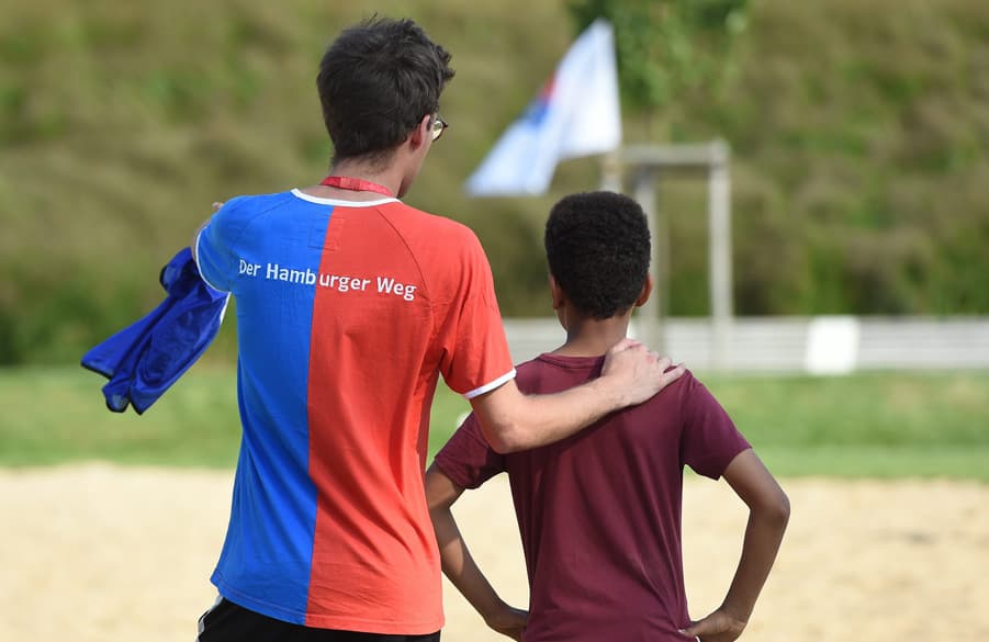 Der Hamburger Weg engagiert sich vielfältiger Weise, z.B. mit den beliebten Freekicks, bei denen etliche Nationen sowie Groß und Klein zusammen Fußball spielen.