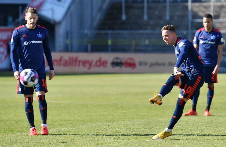 Beste Hamburger Szene: Sonny Kittel trifft mit seinem Freistoß in der 10. Minute den Pfosten.