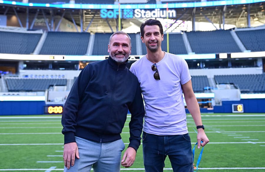 "Einmalige Erlebnisse" - Tim Walter (li.) und Jonas Boldt beim Besuch des SoFi Stadiums.