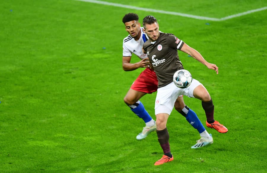 Diamantakos schirmt den Ball gegen Jung ab.
