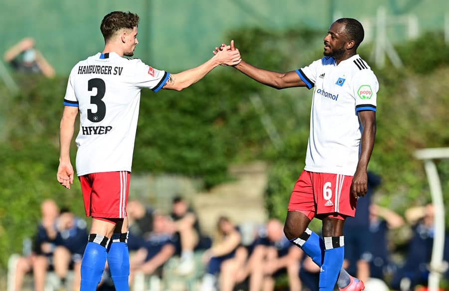 Kinsombi und Heyer klatschen ab.