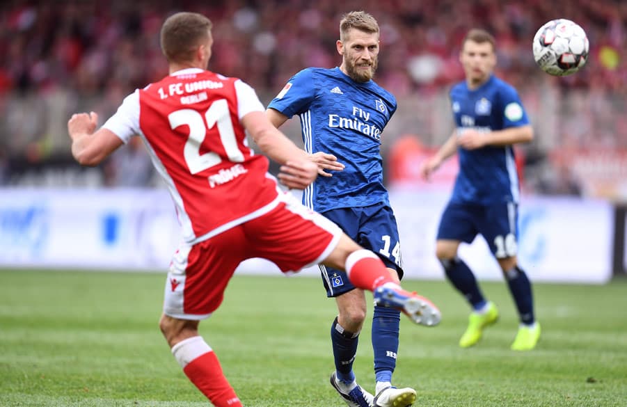 Captain Aaron Hunt, who returned to the starting XI on Sunday, picked up a back injury during the match against Union Berlin.