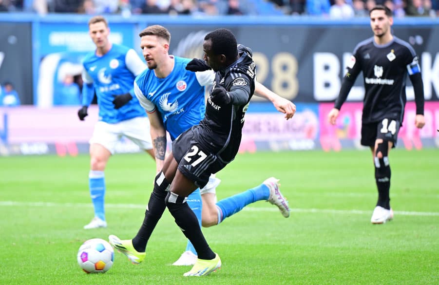 Der Moment, der das 1:0 brachte: Jean-Luc Dompe setzt sich per starker Einzelleistung gekonnt durch und spitzelt den Ball mit rechts ins rechte Eck zur 1:0-Führung des HSV.