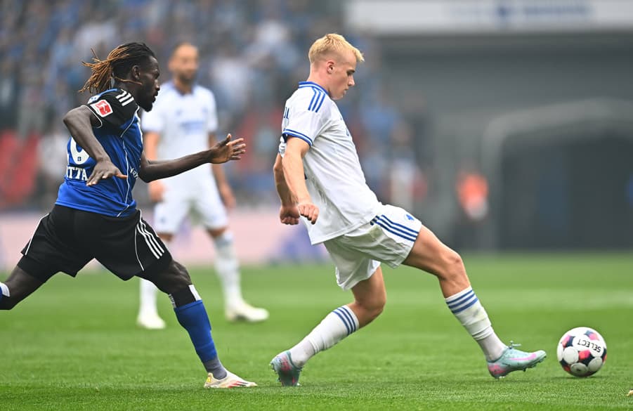 Bakery Jatta, here contesting with Victor Froholdt, took up Dompe’s left-wing birth for the second 45 minutes.