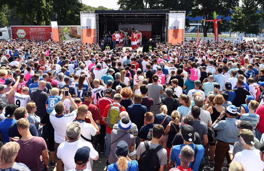 HSV-Fans stehen vor der NDR2-Bühne im Rahmen des Volksparkfests.