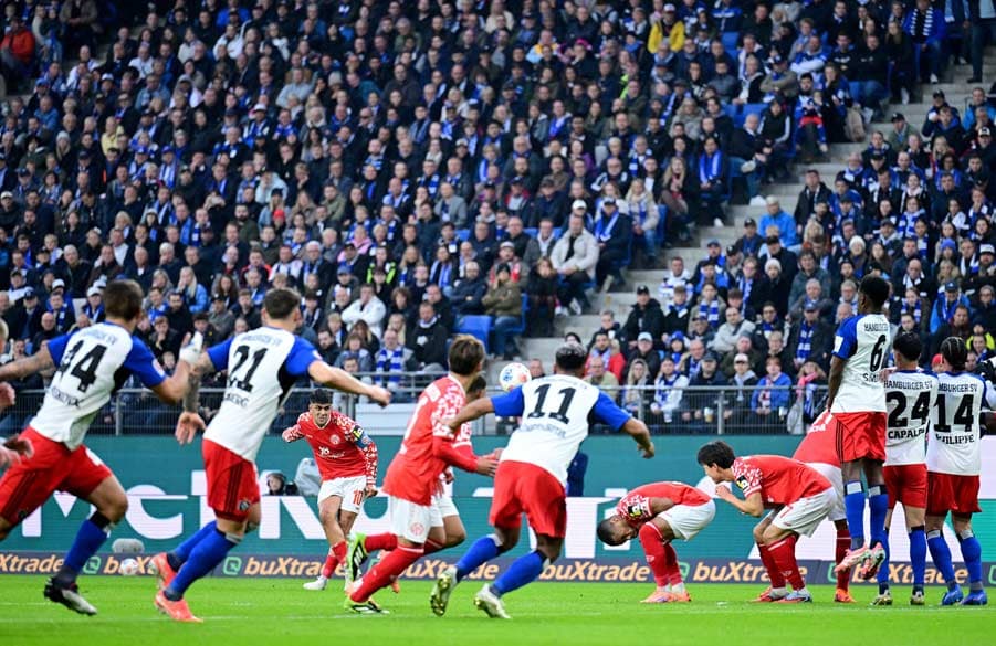 Gemeinsames Verteidigen als Geheimnis des Erfolgs: Wenn von der stabilen Defensive die Rede ist, ist bei weitem nicht nur die Abwehrkette, sondern die Defensivarbeit des gesamten Teams gemeint.