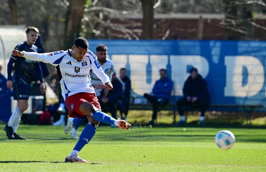 Das Comeback-Tor: Robert Glatzel verwandelt sicher vom Elfmeterpunkt und erzielt das 1:0.