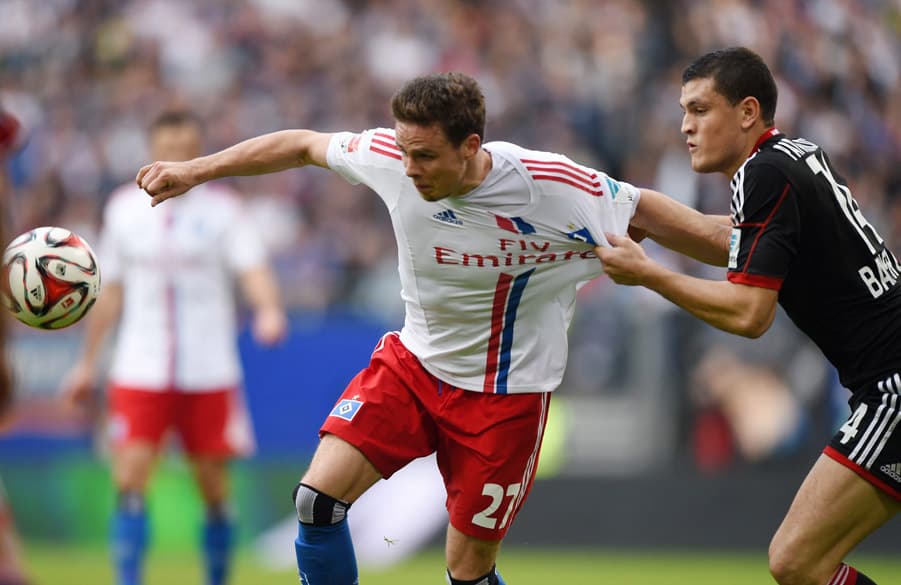 Müller und Papadopoulos im Zweikampf.