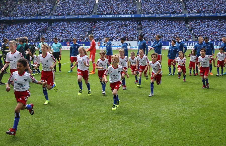 Kids-Club-Mitglieder haben die Möglichkeit Teil der Rautenbande zu werden und mit den Profis zusammen aufzulaufen.