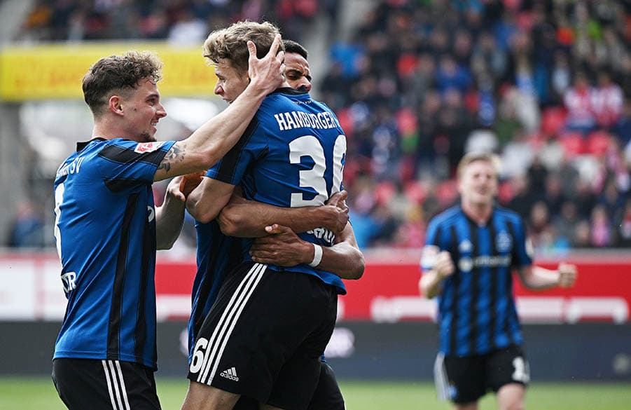 Kollektive Freude über sein zweites Tor im HSV-Dress: Moritz Heyer, Torschütze Anssi Suhonen und Robert Glatzel (v.l.). 
